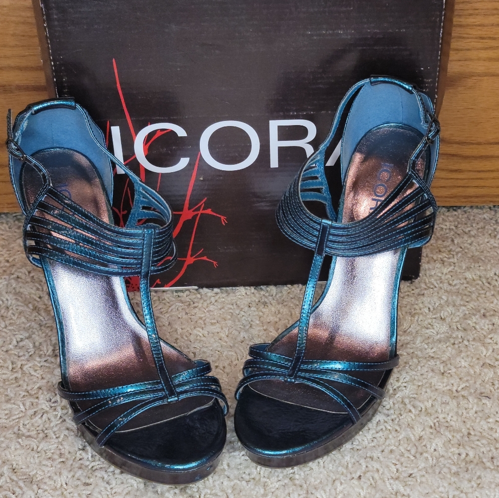 3/$25 Icora size 9 blue platform heels used